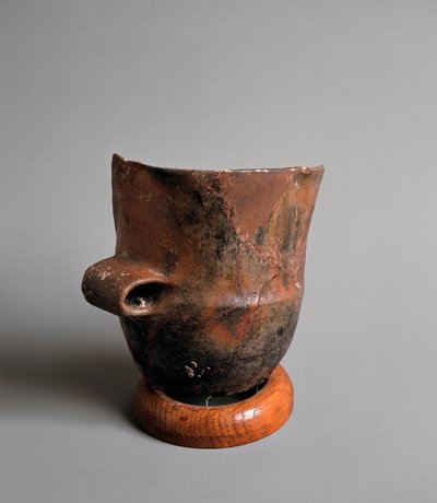 Terrakottavase mit quadratischer Öffnung aus der Jungsteinzeit aus der Caverna Della Pollera (Ligurien). Pegli, Museo Villa Pallavicini von Prehistoric Prehistoric