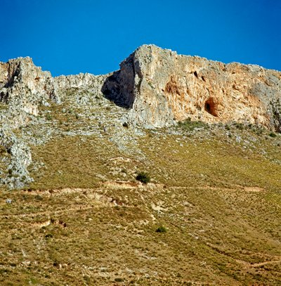 Vorgeschichte: Der Kamm von Monte Palmeto mit einer Höhle aus der Paläolithikum. Monte Palmeto, Palermo, Italien von Prehistoric Prehistoric