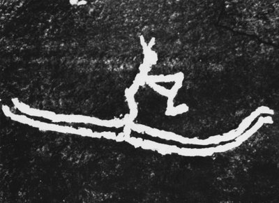 Die älteste plastische Darstellung des Skifahrens: Felsgravur in Roedoey Tjoetta in Nordnorwegen, entdeckt von Gostrom Cjessing im Jahr 1933 und datiert auf etwa 4000 v. Chr. von Prehistoric Prehistoric