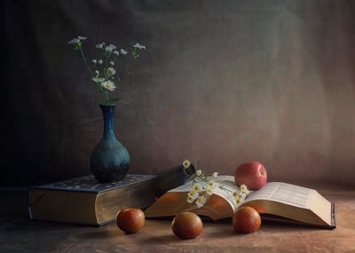 Gänseblümchen, Bücher und Äpfel von Purple Bamboo
