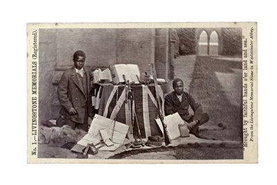 James Chuma und Abdullah Susi mit David Livingstone-Artefakten, Newstead Abbey, England, Juni 1874 von R. and Son Allen