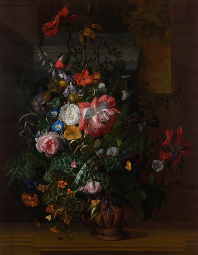 Rosen, Winden, Mohnblumen und andere Blumen in einer Urne auf einem Steinsims von Rachel Ruysch