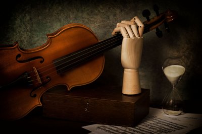 Violine und Sanduhr von Raffaele Corte