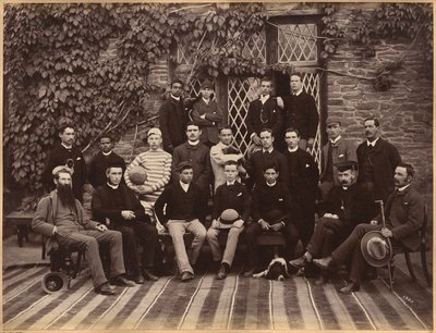 Hochklassige Schüler und Lehrer an der Bishop Cotton School, Shimla (Rückseite) von Raja Deen Dayal