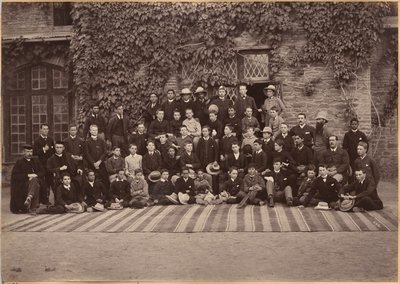 Schüler aus der Mittelschicht und Mitarbeiter der Bishop Cotton School, Shimla (Rückseite) von Raja Deen Dayal