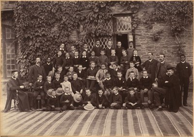 Grundschulklasse, Bishop Cotton School, Shimla (Vorderseite) von Raja Deen Dayal