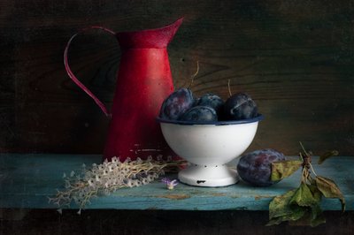 Rustikale Pflaumen Stillleben von Ramiz Sahin