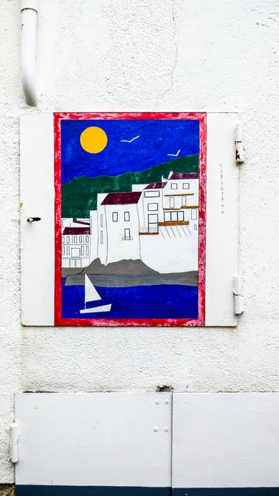 Malerei auf einer Wasser- und Stromzähler-Tür. Cadaques, 2018 von Raymond Bonnefon