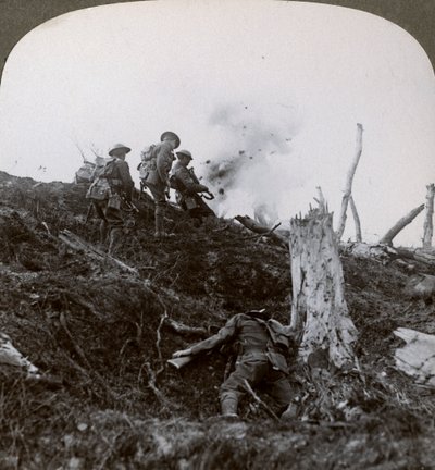 Vormarsch über Niemandsland zum Angriff auf die deutschen Linien, Erster Weltkrieg, 1914-1918 von Realistic Travels Publishers