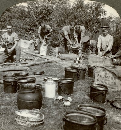 Armeeköche bereiten eine Mahlzeit vor, Erster Weltkrieg, 1914-1918 von Realistic Travels Publishers