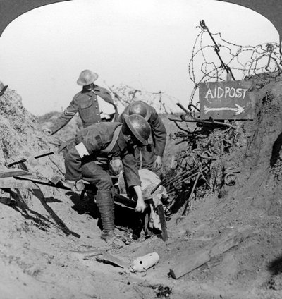 Verwundeten Soldaten zu einem Erste-Hilfe-Posten bringen, Passchendaele, Belgien, Erster Weltkrieg, 1914-1918 von Realistic Travels Publishers