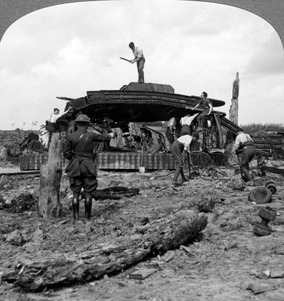 Ingenieure räumen einen zerstörten Panzer von einer Straße, Erster Weltkrieg, 1917-1918 von Realistic Travels Publishers