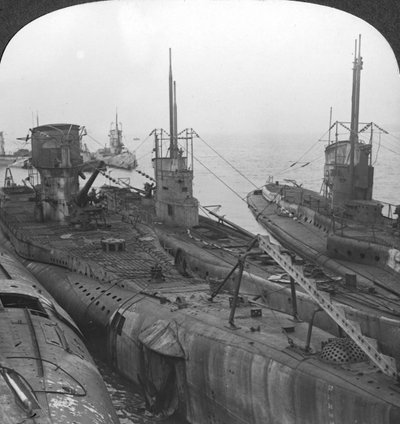 Deutsche U-Boote in einem Hafen am Ärmelkanal gesichert, um 1918-1919 von Realistic Travels Publishers