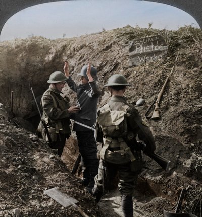 Verhör eines deutschen Gefangenen zur Informationsgewinnung, Erster Weltkrieg, 1914-1918 von Realistic Travels Publishers