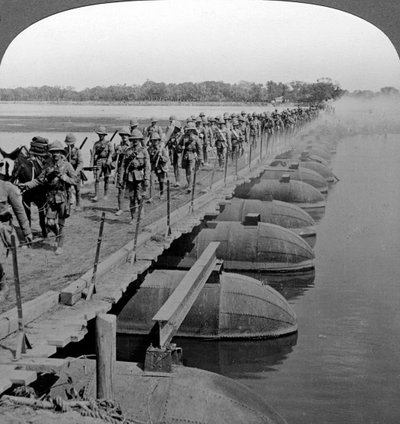 Maschinengewehrabteilung und Infanterie überqueren eine Pontonbrücke, Erster Weltkrieg, 1914-1918 von Realistic Travels Publishers
