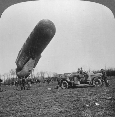 Beobachtungsballon kurz vor dem Aufstieg, Erster Weltkrieg, ca. 1914-1918 von Realistic Travels Publishers