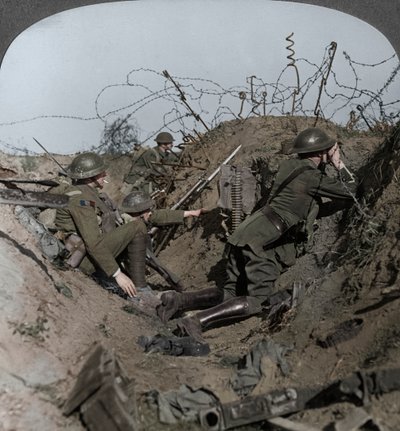 Beobachtungsoffizier und Signalgeber halten scharfe Ausschau, St. Quentin, Frankreich, Erster Weltkrieg, 1914-1918 von Realistic Travels Publishers