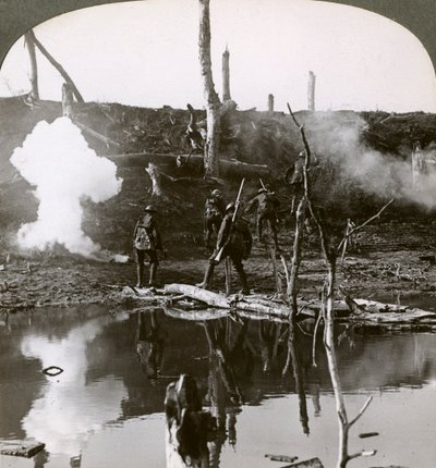 Soldaten überqueren den Fluss Ancre, Schlacht an der Somme, Frankreich, Erster Weltkrieg, 1916 von Realistic Travels Publishers