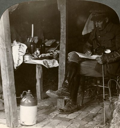Stabsoffizier in einem Unterstand, der Details vor einer Offensive studiert, Erster Weltkrieg, 1914-1918 von Realistic Travels Publishers