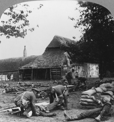 Träger kümmern sich um Verwundete an einem improvisierten Erste-Hilfe-Posten, Erster Weltkrieg, ca. 1914-1918 von Realistic Travels Publishers