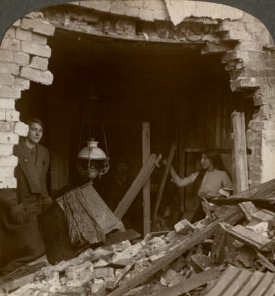 Der Schaden durch eine deutsche Zeppelinbombe, Erster Weltkrieg, 1914-1918 von Realistic Travels Publishers