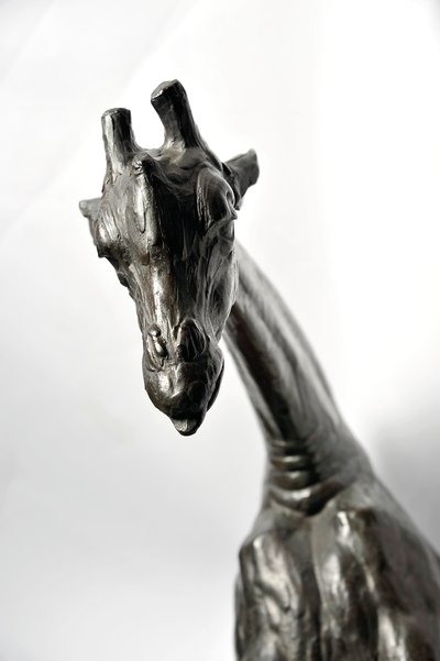 Große Giraffe mit gesenktem Kopf, modelliert 1909-10, gegossen vor 1913 von Rembrandt Bugatti