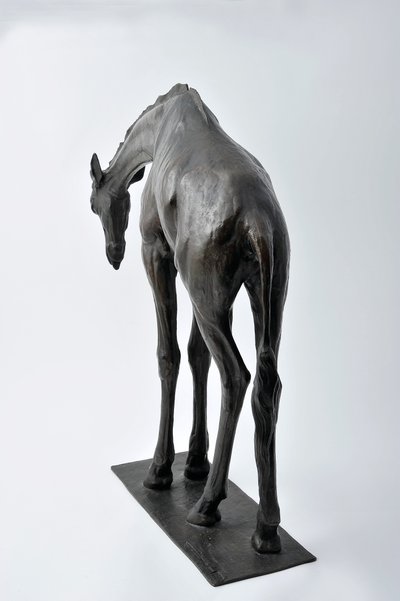 Große Giraffe mit gesenktem Kopf, modelliert 1909-10, gegossen vor 1913 von Rembrandt Bugatti