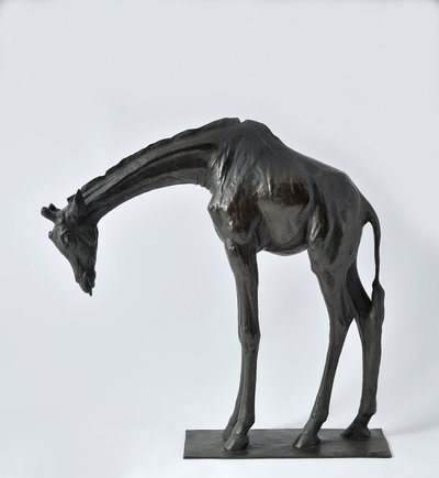 Große Giraffe mit gesenktem Kopf, modelliert 1909-10, gegossen vor 1913 von Rembrandt Bugatti