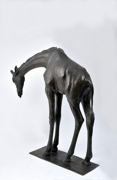 Große Giraffe mit gesenktem Kopf, modelliert 1909-10, gegossen vor 1913 von Rembrandt Bugatti