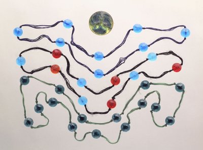 Drei Stränge aus farbigem Glas und eine geformte, mattierte Glasbrosche (