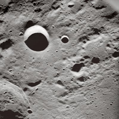 Lange Schatten auf der Mondoberfläche von John Pardon