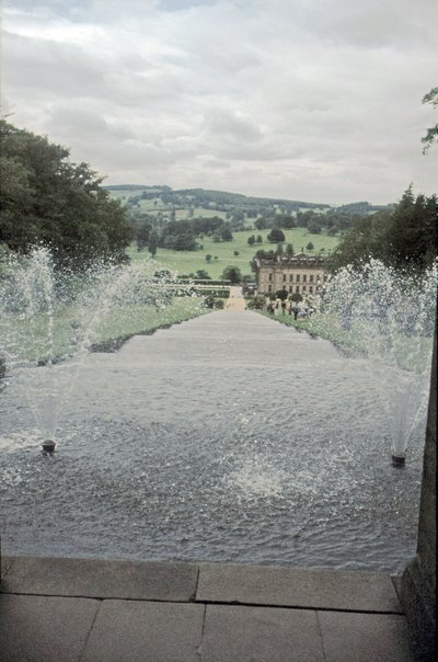 Chatsworth House vom oberen Ende des Wasserfalls, Derbyshire, ca. 1980er Jahre von Richard Williams