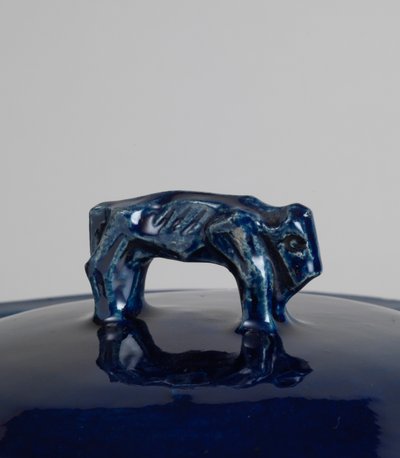 Blau glasierte Deckelterrine mit Griff in Form eines Bisons oder chinesischen Löwen, ca. 1915 (kobaltblau glasierte Irdenware, formgefertigt) von Roger Eliot Fry