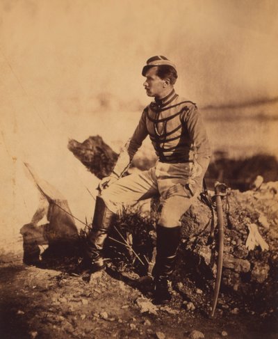 Kapitän Thomas, Adjutant von General Pierre Bosquet, Sitzendes Ganzkörperporträt in Uniform mit Schwert, Krimkrieg, Krim, Ukraine von Roger Fenton