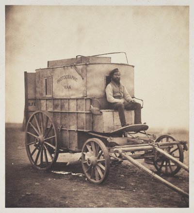 Der Fotografenwagen mit Marcus Sparling auf der Krim, 1855 von Roger Fenton