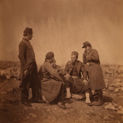Zwei französische Soldaten neben drei sitzenden und rauchenden Zouave-Soldaten, Krimkrieg, Krim, Ukraine von Roger Fenton