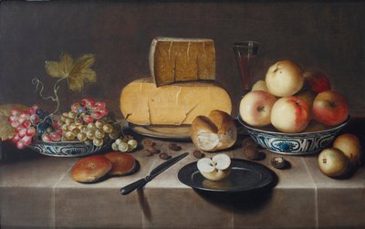 Käse auf einem Silbertablett, rote und weiße Trauben und Äpfel in Porzellan-Wanli-Schalen, Brötchen, ein Messer und ein geschnittener Apfel auf einem Teller, alles auf einem drapierten Tisch, 1626 von Roloef Koets