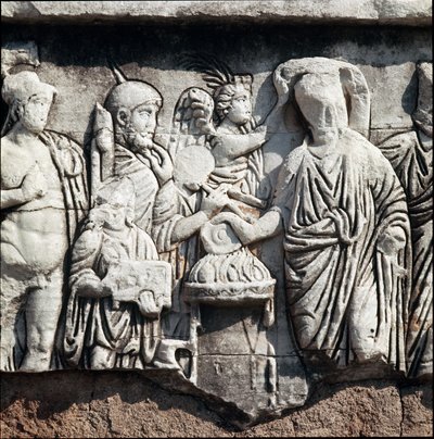 Decennalien der Tetrarchie, Darstellung eines Tetrarchen, der von einer Siegesgöttin gekrönt wird, die dem Gott Mars ein Trankopfer darbringt - Basrelief, gewidmet dem General und Politiker Stilicho, basierend auf einer Ehrenkolonne, Römisches Forum von Roman