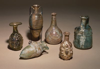 Gruppe von zarten römischen geblasenen und geformten Glas-Kosmetikfläschchen, 1. Jahrhundert n. Chr. von Roman