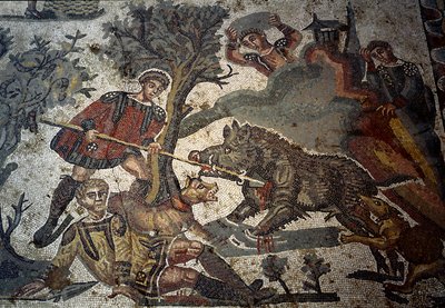 Ein Jäger wird von einem Eber angegriffen, einer seiner Gefährten stößt das Tier mit seinem Speer zurück (Detail der kleinen Jagdgesellschaft) von Roman