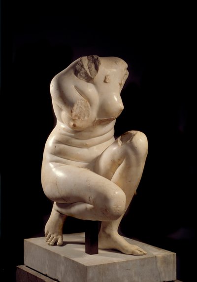 Hockende Aphrodite. Marmorskulptur aus dem 2. Jahrhundert n. Chr. von Roman