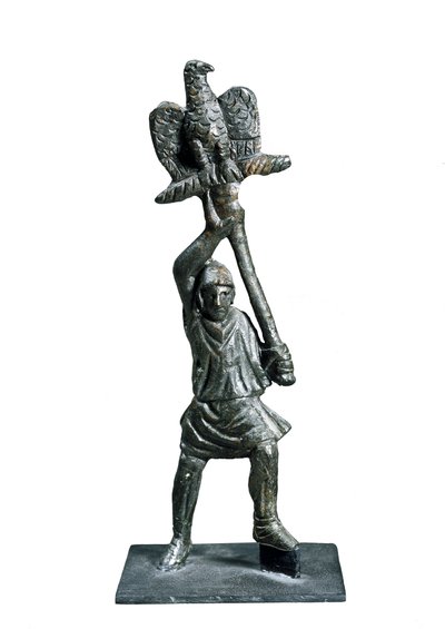 Bronzestatuette, die einen Fahnenträger darstellt, aus Alba Fucens (Region Abruzzen, Italien) von Roman