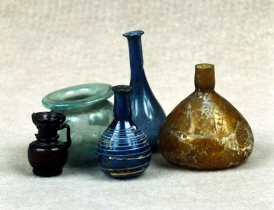 Glasflaschen und Fläschchen mit Parfums, Balsamen und Salben. Römische Zeit. 1. Jahrhundert n. Chr. von Roman