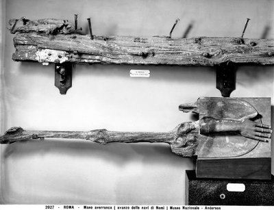 Hand von Averrunca und Ruderfragmente, gefunden bei der Ausgrabung der römischen Schiffe im Nemi-See von Roman