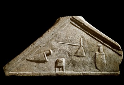 Giebel dekoriert mit Messern und Metzgerobjekten von Roman