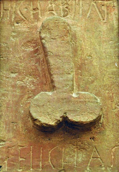 Plakette mit Phallus umgeben von lateinischen Schriften „Hic habitat felicitas“ von Roman