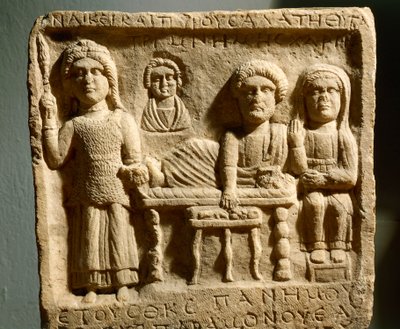 Römisches Basrelief, das ein Begräbnismahl darstellt, aus der antiken Stadt Trimontium, heute Plowdiw, Bulgarien von Roman
