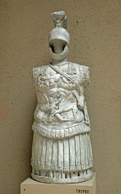 Römische Kunst: Trophäe von Waffen in Form einer Parade-Rüstung eines römischen Soldaten aus dem 1. Jahrhundert v. Chr. Rom, Museo della Civiltà Romana von Roman