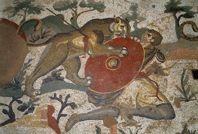 Römische Kunst: Ein Jäger, der von einer Löwin angegriffen wird, schützt sich mit seinem Schild. Detail des Mosaiks „Die große Jagd“ 315-350 n. Chr. von Roman