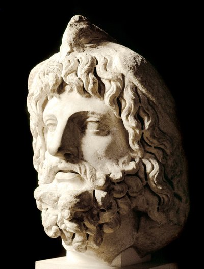 Römische Kunst: „bärtiger Kopf bedeckt von einem toten Vogel von Sarapis oder Serapis, griechisch-ägyptischer Gott des Todes“ Marmorskulptur aus Karthago. 2. Jahrhundert. Paris, Louvre-Museum von Roman